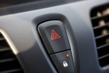 Salah Kaprah Pemakaian Lampu Hazard, Ini Fungsi Sesungguhnya, Ayo Simak Tips Lifepal