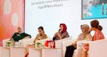 Talkshow disampaikan oleh Direktur Compliance & Human Capital BSI Tribuana Tunggadewi (tengah); Komisaris PT Bank Jago Tbk Anika Faisal (paling kiri); Direktur Keuangan SDM, dan Umum PT Bursa Efek Indonesia Risa E. Rustam (dua dari kiri); Komisaris PT Permodalan Nasional Madani Nurhaida (empat dari kiri); dan Pengamat Ekonomi Aviliani (paling kanan).