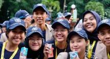 Orang-orang meminum susu