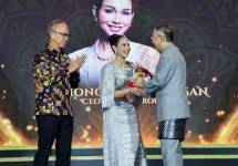 Keren! Loemongga Haoemasan Raih Penghargaan Bergengsi di Ajang Kartini Award 2024
