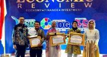 Pelindo saat menerima penghargaan