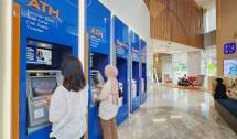 Nasabah bertransaksi di mesin ATM BRI