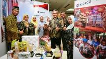 Direktur Legal and Corporate Affairs Kideco Arif Kayanto (kanan) sedang meninjau kesiapan booth pameran UMKM binaan Kideco dalam rangkaian acara Bina Mitra UMKM Award 2024