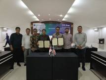 KIRI - KANAN: Ketua Yayasan Sagoro Dharmawan (Baju Hitam); Wakil Rektor Bidang Akademik, Ir. Margono Sugeng, MS.c.; Dekan Fakultas Bisnis dan Ilmu Sosial, Caturida Meiwanto D, Ph.D.Prof. Dr. Suharyadi, MS., Rektor Universitas Dian Nusantara. Associate Profesor Anees Jaali, Universiti Sains Malaysia Mr. Salameh Al Khazaleh, Yordania Dr. Ir. M. Hasanuddin Thoyib, Wakil Rektor Bidang Kemahasiswaan