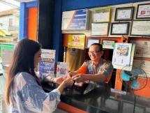 Agen BRIlink bertransaksi dengan pelanggan