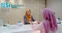 Petugas layanan sedang melayani nasabah di salah satu outlet BSI di Jakarta 