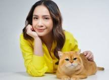 Nagita Slavian bersama kucing kesayangannya dengan memberikan makanan kucing MeO.