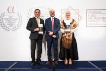 SVP Corporate Secretary & Communication BSI Wisnu Sunandar (kiri) dan SVP Wealth Management BSI Asri Natanegeri (kanan) saat menerima penghargaan Best Islamic Finance Bank in Indonesia dan Best Islamic Finance Wealth Management Bank in Indonesia, pada ajang 16th Annual Islamic Finance Awards 2024 dan 18th Best Financial Institution Awards 2024 di Singapura.
