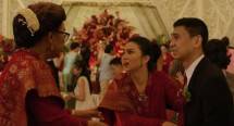 Ariel Tatum dan Raditya Dika Jadi Suami-Istri Batak di Film Catatan Harian Menantu Sinting