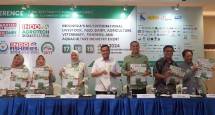 Lisa Rusli Assistant Project Director PT Napindo Media Ashatama (kiri ketiga) dalam pemaparannya saat konferensi pers Indo Livestock 2024 Forum dan Expo di Jakarta Convention Center (JCC), Senayan, Jakarta