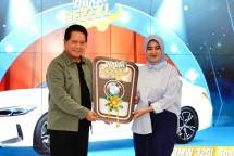 Direktur Utama BSI Hery Gunardi (kanan) menyerahkan hadiah utama 1 (satu) unit mobil BMW 321i kepada nasabah BSI KCP Cianjur Cipanas 2 Siti Rahmawati (kanan) pada acara Seremoni Penyerahan Hadiah Hujan Rezeki BSI Mobile di The Tower Jakarta