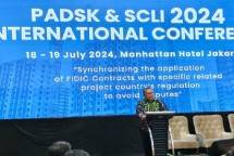 Hakim Mahkamah Konstitusi Arsul Sani, salah satu pendiri Perkumpulan Ahli Dewan Sengketa Konstruksi (PADSK) memberikan sambutan penutup International Conference bertajuk "Synchronizing the application of FIDIC Contracts with specific related project country's regulation to avoid disputes", di Jakarta