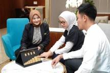 Pegawai BSI menjelaskan produk emas ke Nasabah 