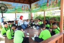 BRI melalui aktivitas Corporate Social Responsibility (CSR) BRI Peduli mengajak pelajar Sekolah Dasar Negeri (SDN) Karangrejek 02 yang beralamat di Kec. Wonosari, Kabupaten Gunung Kidul, Yogyakarta untuk mengikuti kegiatan edukasi wisata di salah satu lokasi program &ldquo;BRI Bertani di Kota