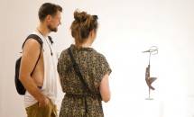Dua orang pengunjung asing sedang memperhatikan karya Budi Santoso berjudul &ldquo;Bird Series_ Bird Series 1, Bird Series 2. Bird Series 3. Bird Series 4&rdquo;