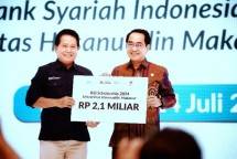 Direktur Utama BSI Hery Gunardi memberikan beasiswa senilai Rp2,1 Miliar bagi mahasiswa Unhas berprestasi. Rektor Universitas Hasanuddin Makassar Jamaluddin Jompa (kanan).