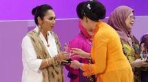 Ketua Kowani, Giwo Rubianto (kiri) beri ucapan selamat kepada Ketua Umum Persit Kartika Chandra, Uli Simanjuntak (kanan) atas Anugerah Kowani 2024 