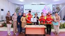 Direktur Utama Kideco, M. Kurnia Ariawan, bersama Direktur Eksekutif IBCWE, Clara Wita Krisanti, setelah menandatangani kerja sama antara Kideco dan IBCWE