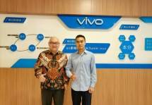 Haryanto, Direktur Marketing Internasional (China Market) President University bersama Pimpinan Vivo Indonesia