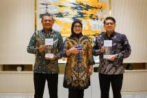 Bank Mandiri saat menerima penghargaan