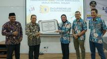 Walikota Tangerang, Nurdin saat mengukuhkan 1000 calon wirausaha skala global dalam acara Digipreneur Incubation Program