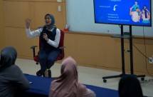 Psikolog, Ayoe Sutomo M. Psi memberi edukasi pengasuhan anak kepada karyawan Unicharm dalam rangkaian kegiatan Unicharm Edutainment Day.