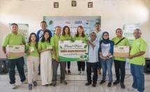 Penyerahan Simbolis Bantuan Hers Protex ke Desa Wokodekororo