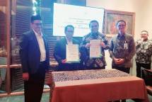 (Dari ki-ka) Direktur Urusan Agama Islam & Pembinaan Syariah Kementerian Agama RI Prof Dr Adib, Direktur Jenderal Bimas Islam Kementerian Agama RI Prof Dr Kamarudin Amin MA, Direktur Sales & Distribution BSI Anton Sukarna, dan SVP Islamic Ecosystem Solution BSI Muhammad Syukron Habiby pada Penandatangan Perjanjian Kerjasama BSI dengan Bimas Islam Kemenag terkait Program Bantuan Masjid Ramah di Penang Bistro Kebon Sirih Jakarta