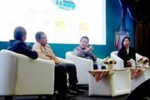 Direktur PT Bank Syariah Indonesia Tbk (BSI) Hery Gunardi (tengah), Deputi Bidang Sumber Daya Manusia, Teknologi dan Informasi Kementerian BUMN Tedi Bharata (kiri) dan beberapa narasumber dalam acara Diskusi buku berjudul "Elephant Learns Flamenco: BUMN Menuju Indonesia Emas 2045" di Jakarta