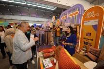 Dirut BNI berdialog dengan salah satu peserta booth BNI expo