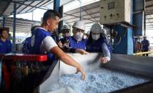 Packaging Circularity Senior Manager Danone Indonesia, Jeffri Ricardo, Peneliti Pusat Riset Teknologi Polimer BRIN Syuhada Hamzah, dan Direktur Industri Minuman, Hasil Tembakau dan Bahan Penyegar Kemenperin Merrijantij Punguan Pintaria menyaksikan proses pencacahan plastik PET daur ulang dalam kunjungan ke Recycle Business Unit (RBU) Bali PET, Denpasar. 