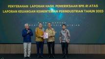 Menperin Agus Gumiwang Kartasasmita saat menerima Opini Wajar Tanpa Pengecualian (WTP) dari BPK