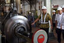 Direktur Utama ID FOOD Sis Apik Wijayanto, melakukan pengecekan mesin pabrik PT PG Rajawali II Unit PG Sindanglaut di Kabupaten Cirebon, Jawa Barat. Satu satunya perusahaan gula di wilayah Jawa Barat. PT PG Rajawali II menjadi penopang bagi pasokan gula dan sumber penghasilan petani tebu di wilayah Jawa Barat