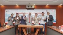 Direktur Teknologi & Operasional Bank DKI, Amirul Wicaksono (Tiga dari kanan) mewakili Bank DKI dalam penandatanganan Perjanjian Kerja Sama dalam optimalisasi penjualan JakCard (07/08).