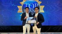 Chief Marketing Officer PT Modiva International, Ekaputra Suhandojo dan Chief Financial Officer PT Modiva International, Aryaputra Suhandojo saat menerima penghargaan TOP BRAND Award 2024