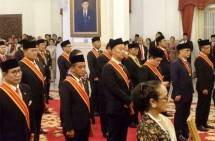 Agus Gumiwang raih penghargaan Presiden jokowi (foto: CNNIndonesia.com)
