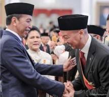 Presiden Jokowi memberikan bintang tanda kehotmatan kepada Menperin Agus Gumiwang