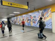 Ilustrasi livin by Bank Mandiri di dinding ruang terminal Bandara 