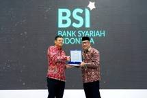SEVP Digital Banking BSI Saud Parulian Saragih (kiri) saat merima penghargaan sebagai Bank Pendukung Gerakan Literasi Islam di Hall B JCC Senayan, Jakarta. 