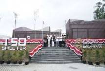 Direktur Utama Telkom Ririek Adriansyah, Direktur Network & IT Solution Telkom Herlan Wijanarko beserta jajaran senior leaders TelkomGroup saat meninjau Telkom Smart Office Shelter di Kawasan Inti Pusat Pemerintahan IKN, Sabtu (17/8)