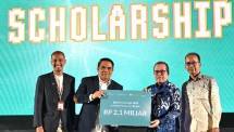 Direktur Penjualan dan Distribusi BSI Anton Sukarna (kiri kedua) menyerahkan kepada Wakil Rektor Bidang Konektivitas Global, Kerjasama dan Alumni Prof. Dr. Ir. Iskandar Zulkarnaen Siregar, M.For.Sc. (kanan kedua) simbolis bantuan program BSI Scholarship senilai Rp2,1 miliar didampingi oleh Innovation & Empowerment Director BSI Maslahat Rusdi Musa Ishak (kiri pertama) pada gelaran BSI ROCK di Kampus IPB University Bogor