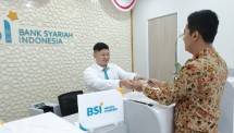Petugas layanan BSI Money Changer di Surabaya sedang melayani transaksi nasabah