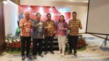 Ki-ka: Lawrence Tjandra (moderator) Adhi S. Lukman (Ketua GAPMMI) Prof. Purwiyatno Hariyadi (Dewan Penasihat dan Ilmuwan Senior SEAFAST) Rose Chitanuwat (Informa Markets) Juwono Hartanto (Chief Commercial Officer, PT. Lautan Natural Krimerindo).