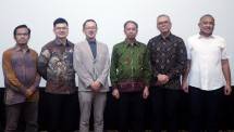 Eko Hadipermana (Batik Hitam), perwakilan holding perusahaan yang menaungi PT KHE, seusai acara Business Dinner on an Investment Opportunity in Kayan Hydro Power Energy 