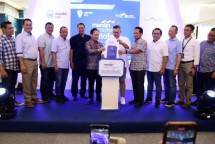 Manajemen Mandiri Utama Finance (kiri ke kanan): 1. Vergo Herilambang Regional Division Head Jabodetabek2. 2. Praka Mulia Agung - Group Head Consumer Business 1 Group. 3. Judy Lesmana - Sharia & AR SEVP MUF. 4. Nugroho Budy Prasetyo - Marketing Used Vehicle SEVP MUF. 5. Agus Hendra Purnama - Deputy Group Head Consumer Loans Group. 6. Jan Winston Tambunan - RCEO BMRI Region IV. 7. Rully Setiawan - Direktur Finance & Risk Management MUF. 8. Wawan Setiawan - SEVP Consumer Product Solution BSI. 9. Gunawan Ar