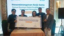 (Kiri ke Kanan) Robin Bastian (Head of Engineering Edufund), Aries (Direktur Utama Edufund), Grace Sunarjo (Direktur OttoDigital), Bobby Pranoto (Direktur OttoDigital) dan Theodorus Wiryawan (CEO OttoDigital) dalam peresmian kerja sama OttoDigital dan Edufund dukung akses pembiayaan pendidikan bebas bunga di perguruan tinggi 