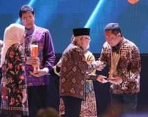 Wakil Presiden RI Ma&rsquo;ruf Amin (tengah) didampingi Menteri Ketenagakerjaan RI Dr. Hj. Ida Fauziyah, M.Si (kiri) menyerahkan Penghargaan Nasional kepada Telkom dalam kategori BUMN yang Mempekerjakan Tenaga Kerja Penyandang Disabilitas dalam Naker Award 2024 yang diterima langsung oleh Direktur Utama Telkom Ririek Adriansyah (paling kanan) di JiExpo Kemayoran
