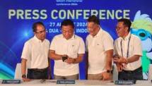 Direktur Utama Telkom Ririek Adriansyah (Kedua dari Kiri), Direktur Wholesale & International Service Telkom Bogi Witjaksono (Kedua dari Kanan), Direktur Group Business Development Telkom Honesti Basyir (Paling Kiri), Direktur Utama Telin Budi Satria Dharma Purba (Paling Kanan) saat press conference BATIC 2024 di Nusa Dua Bali