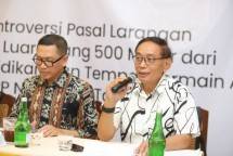 Kalangan pelaku industri periklanan secara tegas menolak Pasal 449 pada Peraturan Pemerintah (PP) Nomor 28 Tahun 2024 tentang Peraturan Pelaksanaan Undang-Undang Nomor 17 Tahun 2023 tentang Kesehatan yang mengatur larangan pemajangan iklan produk tembakau dalam radius 500 meter dari satuan pendidikan dan tempat bermain anak.