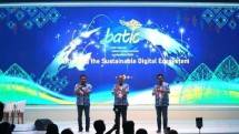 Komisaris Telkom Marcelino Pandin (tengah), Direktur Utama Telkom Ririek Adriansyah (kiri), dan Direktur Utama Telin Budi Satria Dharma Purba (kanan) saat opening ceremony BATIC 2024 di Mangupura Hall, The Westin Nusa Dua Bali, Rabu (28/8).